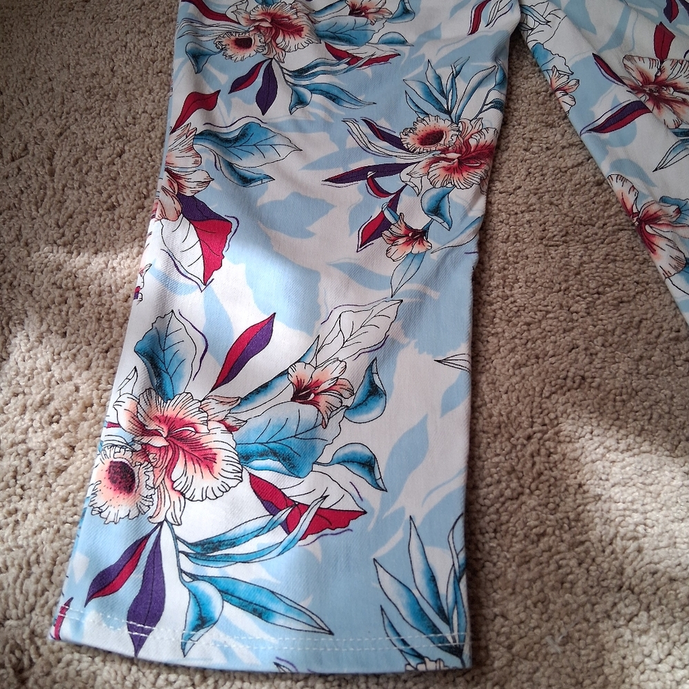 Floral Print Capris - Picture 8 of 9